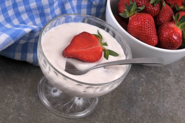 Glas Tasse Hausgemachte Erdbeercreme Mit Einer Frischen Erdbeere Der Hälfte — Stockfoto