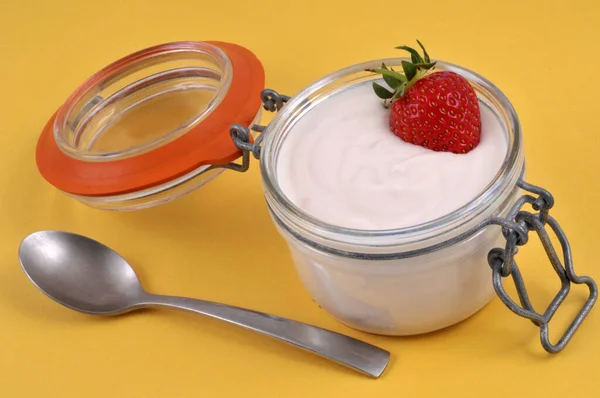 Pot Verre Crème Fraise Maison Avec Une Fraise Fraîche Dessus — Photo