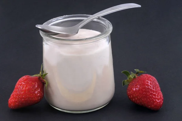 Strawberry Yoghurt Med Sked Närbild Svart Bakgrund — Stockfoto