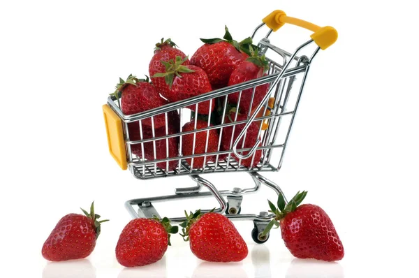 Konzept Des Erdbeerkaufs Mit Einem Supermarkt Einkaufswagen Großaufnahme Auf Weißem — Stockfoto