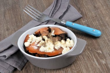 Cassolette de saumon aux patlıcanlar et feta en gros plan