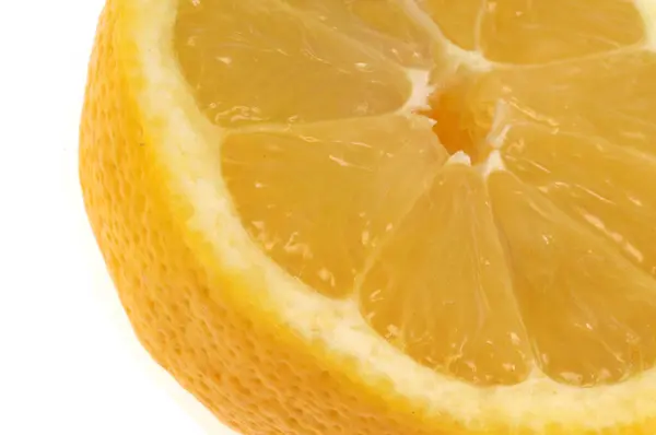 Halbe Zitrone Nahaufnahme Auf Weißem Hintergrund — Stockfoto
