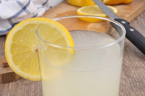 Glas Färsk Citronsaft Nära Håll — Stockfoto
