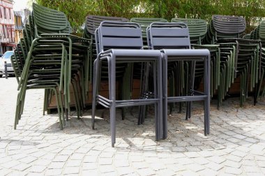 Sandalyeler dışarıda duruyor. Kapıları kapatın. 