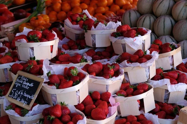 Französischer Marktstand Mit Tabletts Mit Bio Erdbeeren Und Melonen — Stockfoto