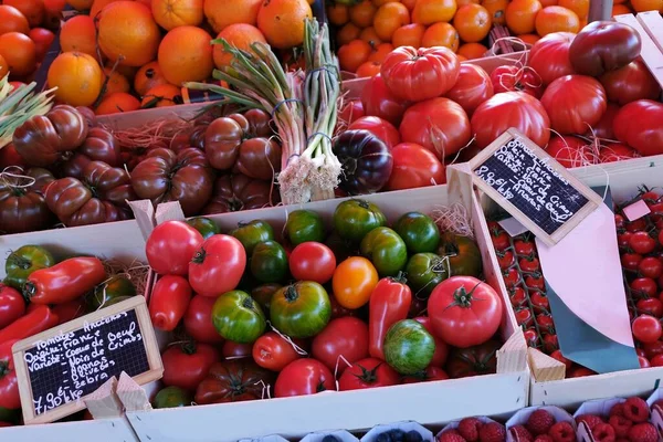 Französischer Marktstand Mit Bio Obst Und Gemüse — Stockfoto