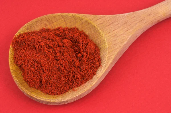 Polvo Chile Cuchara Madera Primer Plano Sobre Fondo Rojo — Foto de Stock