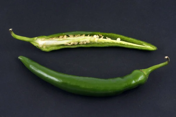 Hele Groene Chili Gesneden Groene Chili Zwarte Achtergrond — Stockfoto