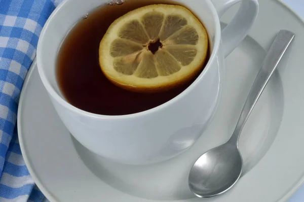 Limon Dilimli Bir Fincan Limon Çayı — Stok fotoğraf