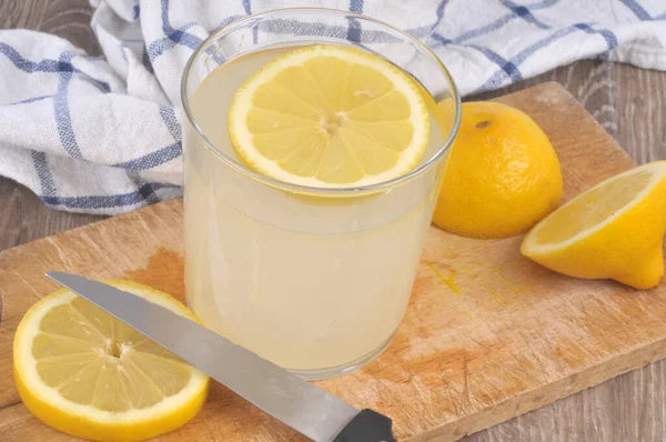 Glas Frischer Und Hausgemachter Zitronensaft Mit Zitronenscheibe Nahaufnahme — Stockfoto