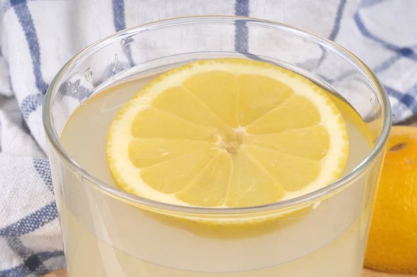 Ein Glas Zitronensaft Mit Einer Zitronenscheibe Nahaufnahme — Stockfoto
