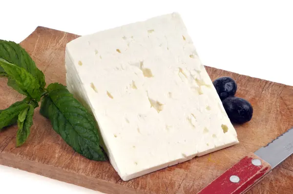 Stück Feta Käse Auf Schneidebrett Mit Messer Schwarzen Oliven Und — Stockfoto