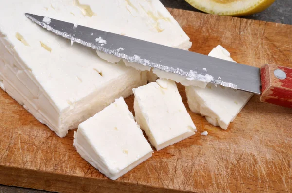 Stück Feta Käse Auf Schneidebrett Mit Messer Nahaufnahme — Stockfoto