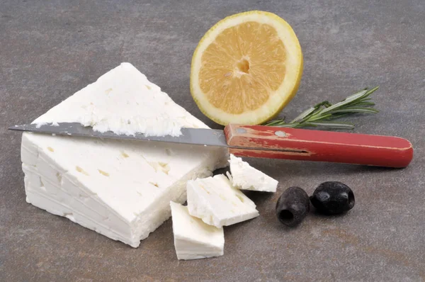 Stück Feta Käse Mit Messer Zitrone Schwarzen Oliven Und Rosmarin — Stockfoto