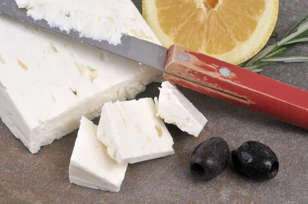 Stück Feta Käse Mit Messer Zitrone Schwarzen Oliven Und Rosmarin — Stockfoto