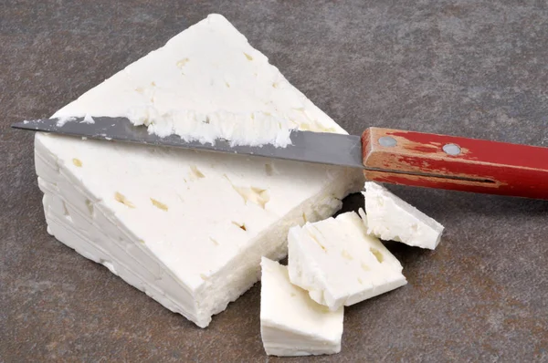 Stuk Feta Kaas Met Mes Close Grijze Achtergrond — Stockfoto