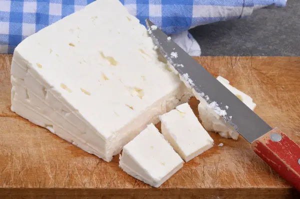 Biten Fetaost Skärbräda Med Kniv Närbild — Stockfoto