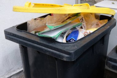 Yakın plan Fransız seçici çöp kutusu 