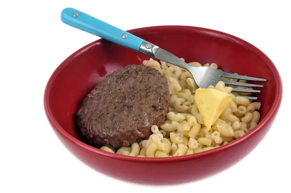 牛肉碎牛排和奶油面食放在盘子里 餐盘上有叉子 背景为白色 — 图库照片
