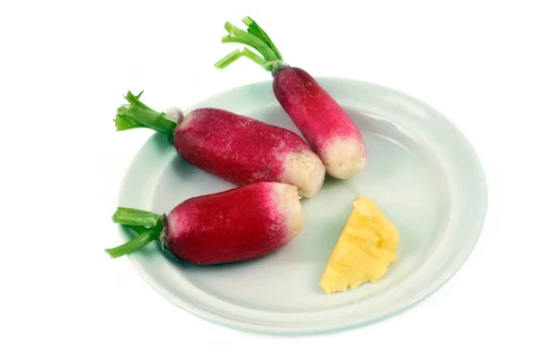 在白底上有黄油特写的盘子里的萝卜 — 图库照片