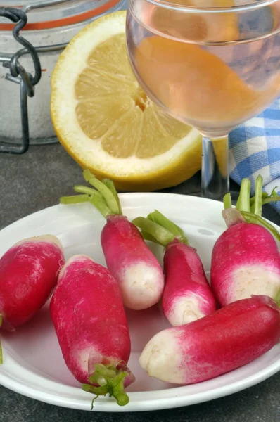 Rabanete Uma Chapa Lado Copo Vinho Limão Jarro Sal — Fotografia de Stock