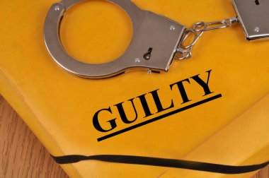 Kelepçeli bir dosyada suçlu bulundu. 