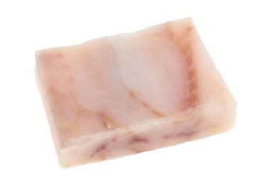 Beyaz arkaplandaki ham hake parçası 