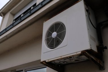 Bir binanın dışına klima kurulmuş. 