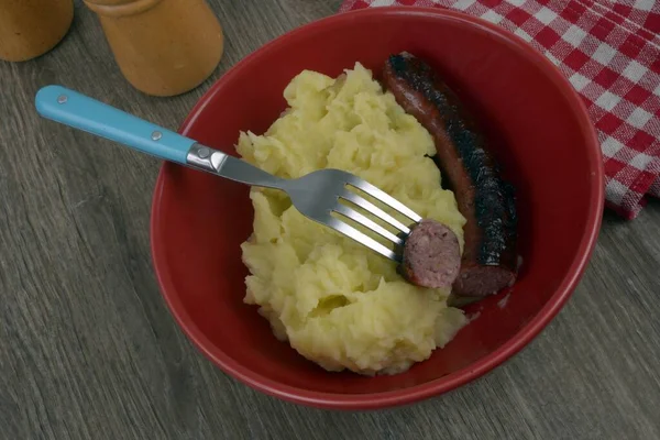Teller Mit Kartoffelpüree Und Grillwurst Mit Gabel Von Oben — Stockfoto