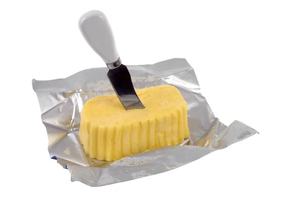 Butter Der Offenen Verpackung Mit Einem Messer Nahaufnahme Auf Weißem — Stockfoto