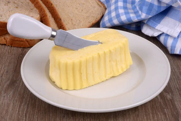 Masło Talerzu Nożem Środku Obok Plasterków Chleba Kanapkowego — Zdjęcie stockowe