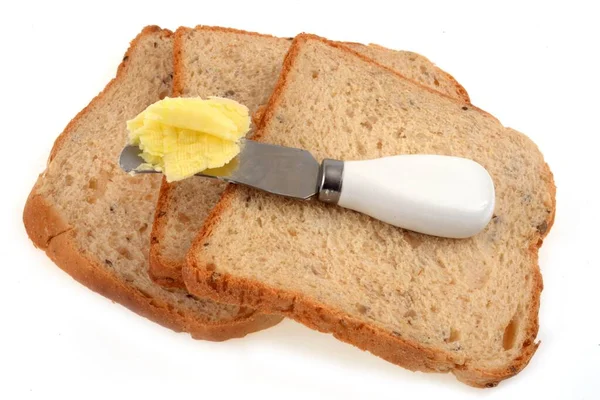 Nóż Masłem Plasterkach Chleba Kanapkowego Zbliżenie Białym Tle — Zdjęcie stockowe