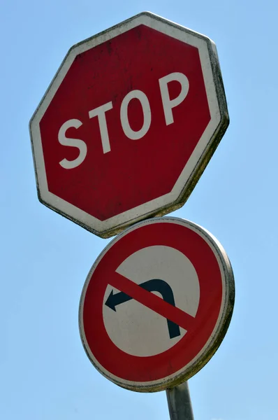 Franse Verkeersborden Met Een Stop Een Verbod Linksaf Slaan — Stockfoto