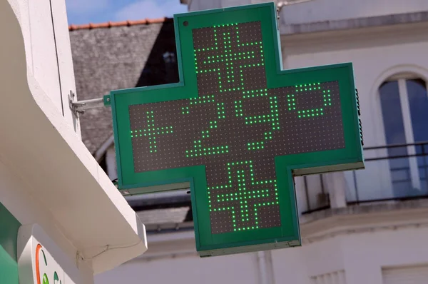 29度を示すフランスの薬局の標識クロス — ストック写真