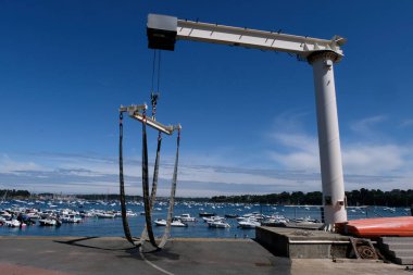Dinard Limanı 'nın Crane' i botları havalandıracak.