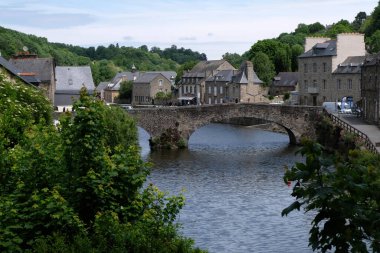 Brittany 'deki Dinan Limanı' nın eski köprüsü.