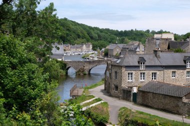 Brittany 'deki Dinan Limanı' nın eski köprüsü.