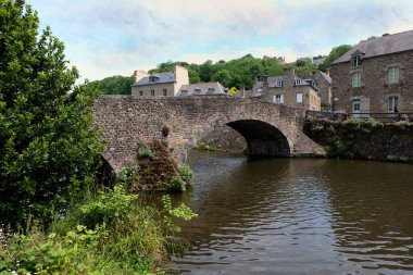 Brittany 'deki Dinan Limanı' nın eski köprüsü.