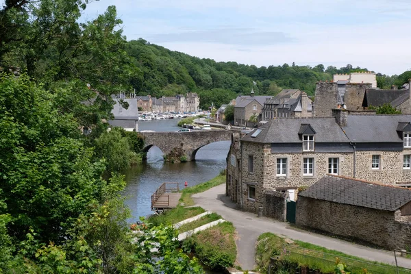 Brittany 'deki Dinan Limanı' nın eski köprüsü.