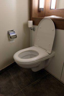 Bir otel odasının tuvaleti. Yakın plan.