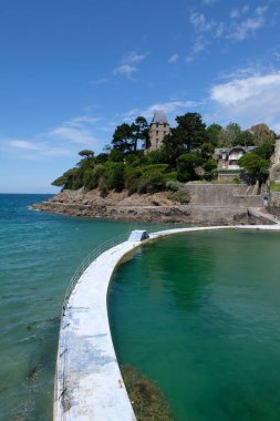 Dinard 'daki Pointe du Moulinet' te deniz suyu yüzme havuzu. 