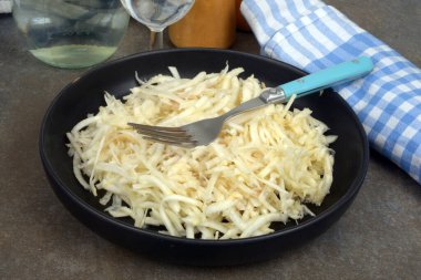 Yakından servis edilen rendelenmiş kereviz tabağı.