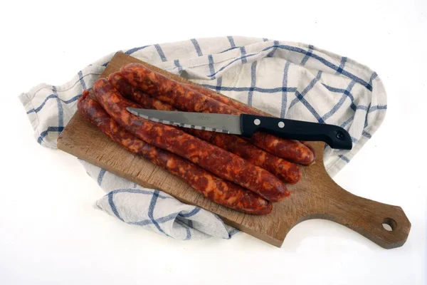 Raw Espelette Chipolatas Wooden Cutting Board Knife Checkered Tea Towel — Stock fotografie