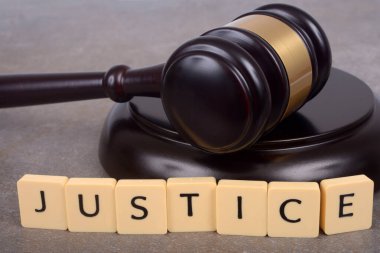 Hakimin tokmağının ucunda durduğu adalet kavramı.