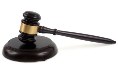 Yargıç çekiç darbesi beyaz arkaplanda