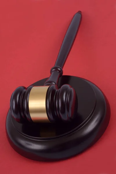 Κοντινό Σφυρί Δικαστή Κόκκινο Φόντο — Φωτογραφία Αρχείου