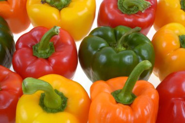 Farklı renkte biberler yakın plan.