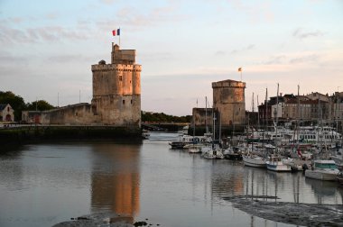 La Rochelle 'deki Saint-Nicolas ve Zincir Kulesi 