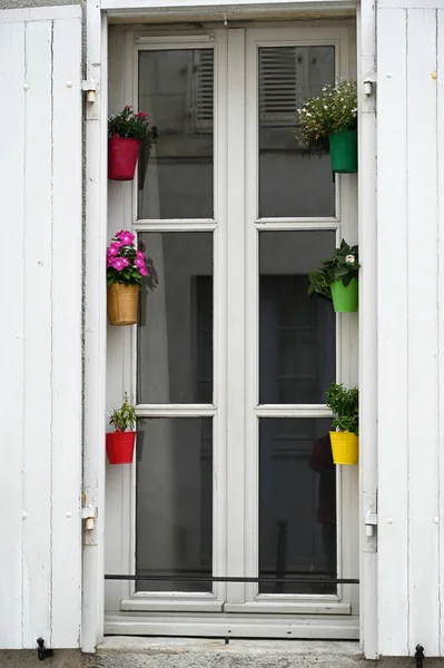 Flower Pots Hanging Window — 图库照片