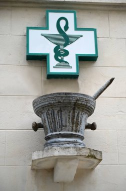 Eczane havan ve tokmağın üzerinden geçiyor. 